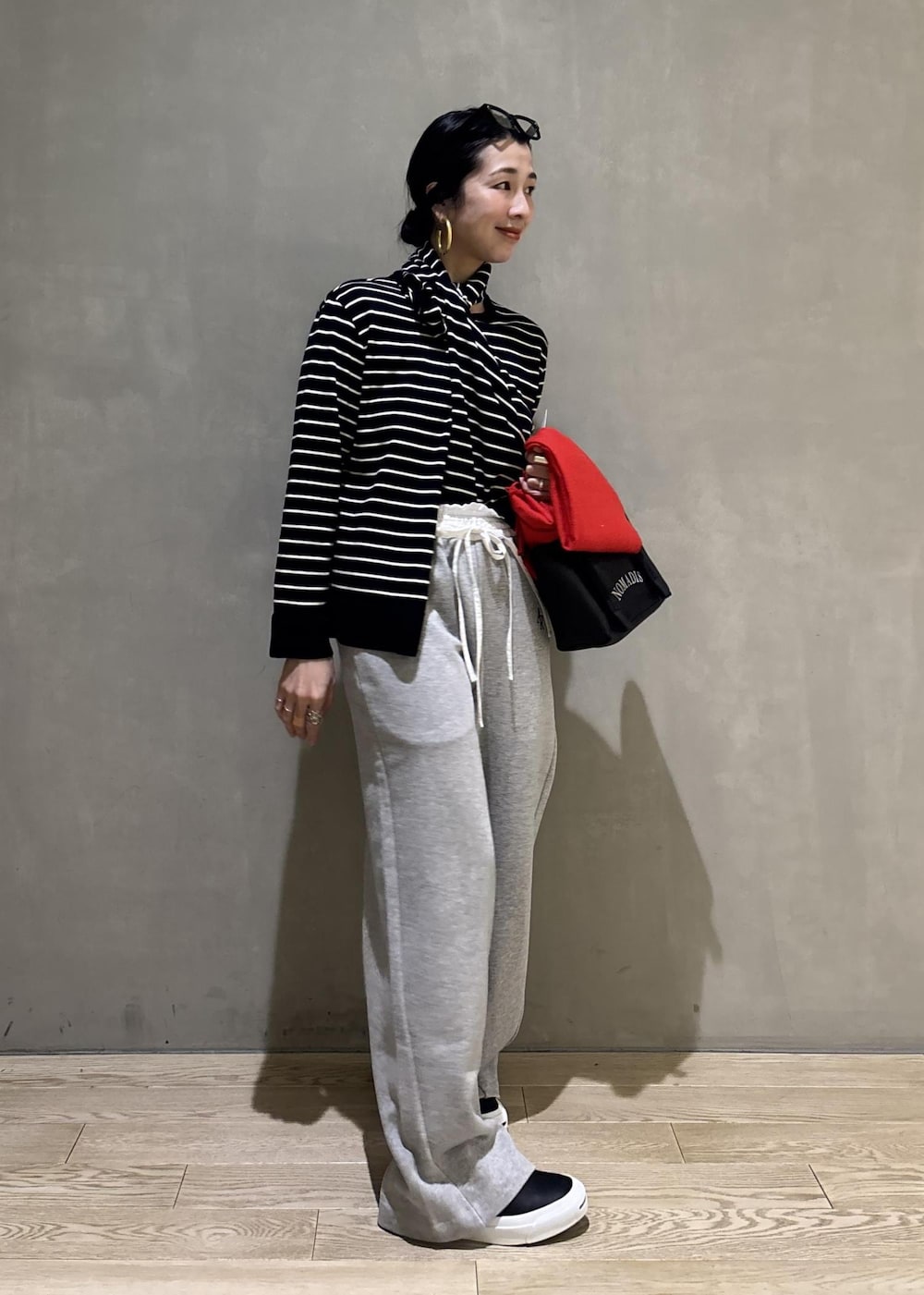 グレー系のその他パンツ、レッド系のマフラーを着用したレディースの冬コーディネートの10枚目の写真