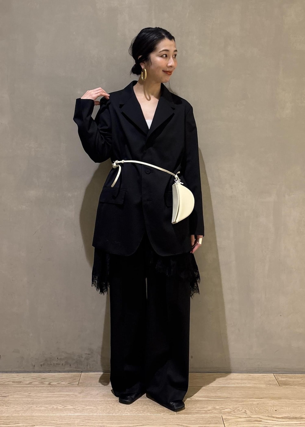 ブラック系のシャツ/ブラウス、ブラック系のテーラードジャケット、ブラック系のスラックスを着用したレディースの冬コーディネートの2枚目の写真