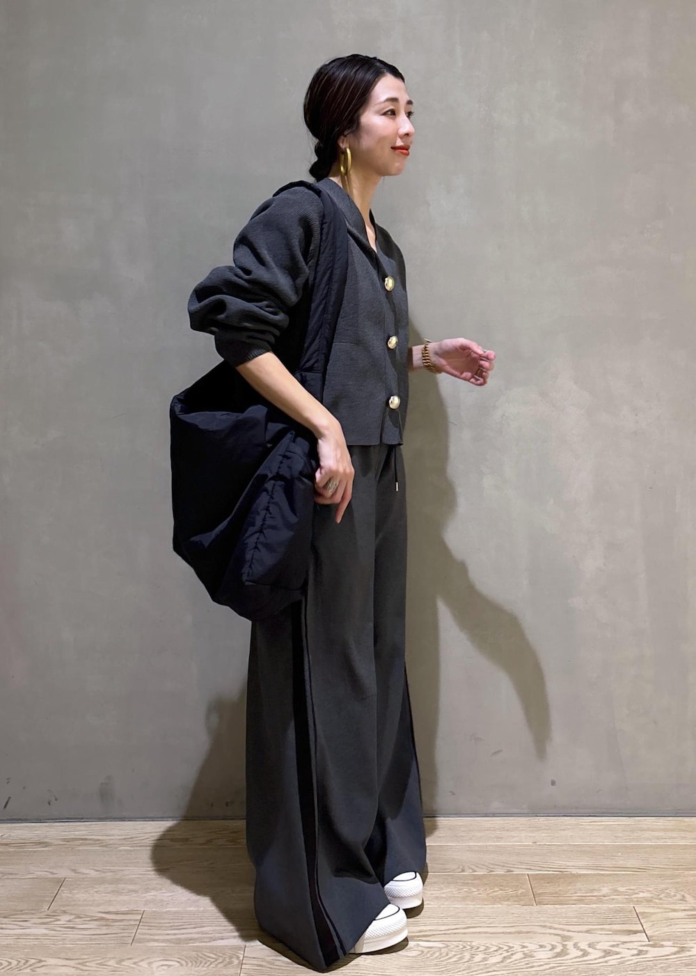 グレー系のカーディガン/ボレロ、グレー系のその他パンツを着用したレディースの冬コーディネートの3枚目の写真