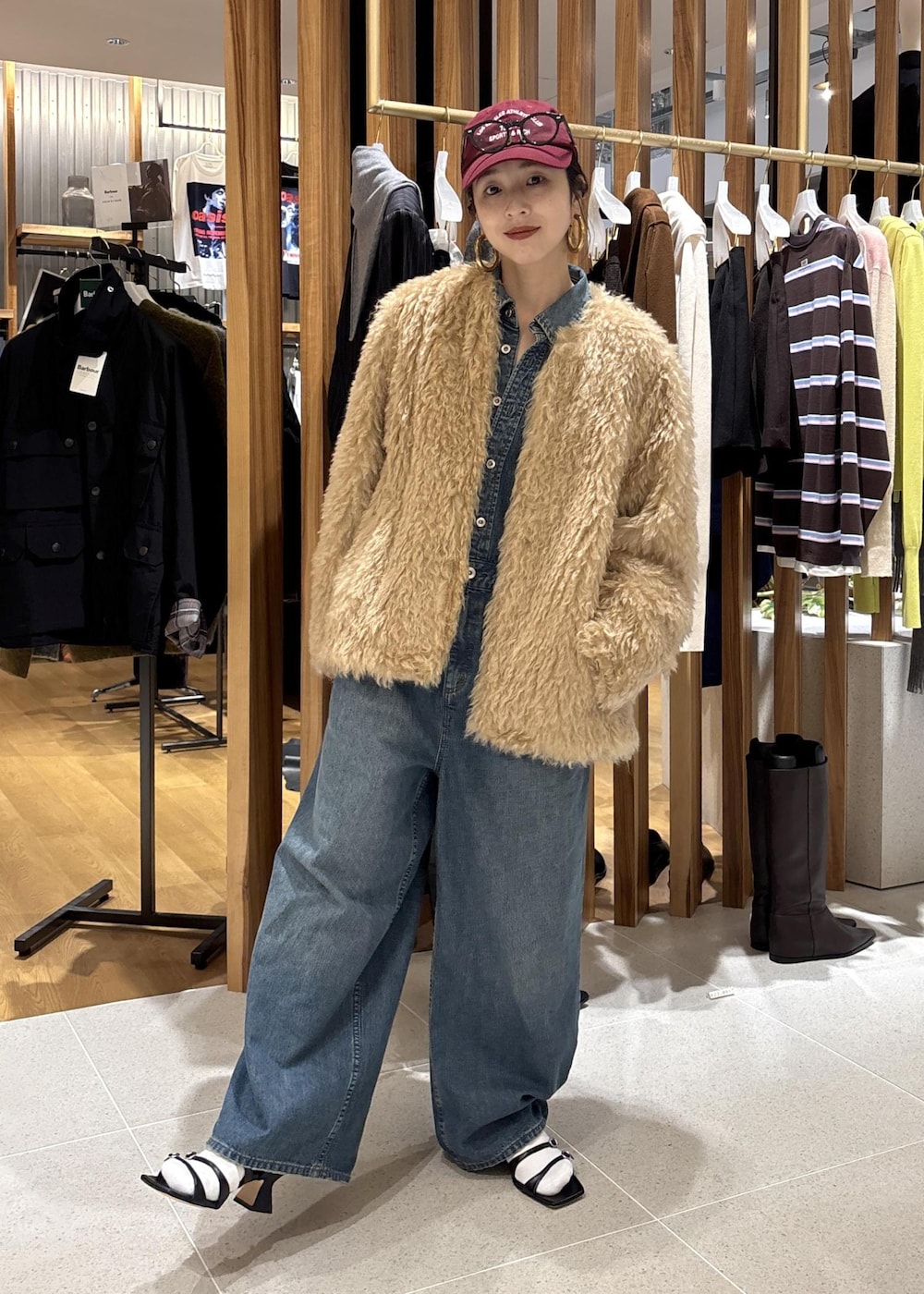 ブラック系のショルダーバッグ、ブルー系のつなぎ/オールインワン、ベージュ系のその他アウターを着用したレディースの秋コーディネートの2枚目の写真