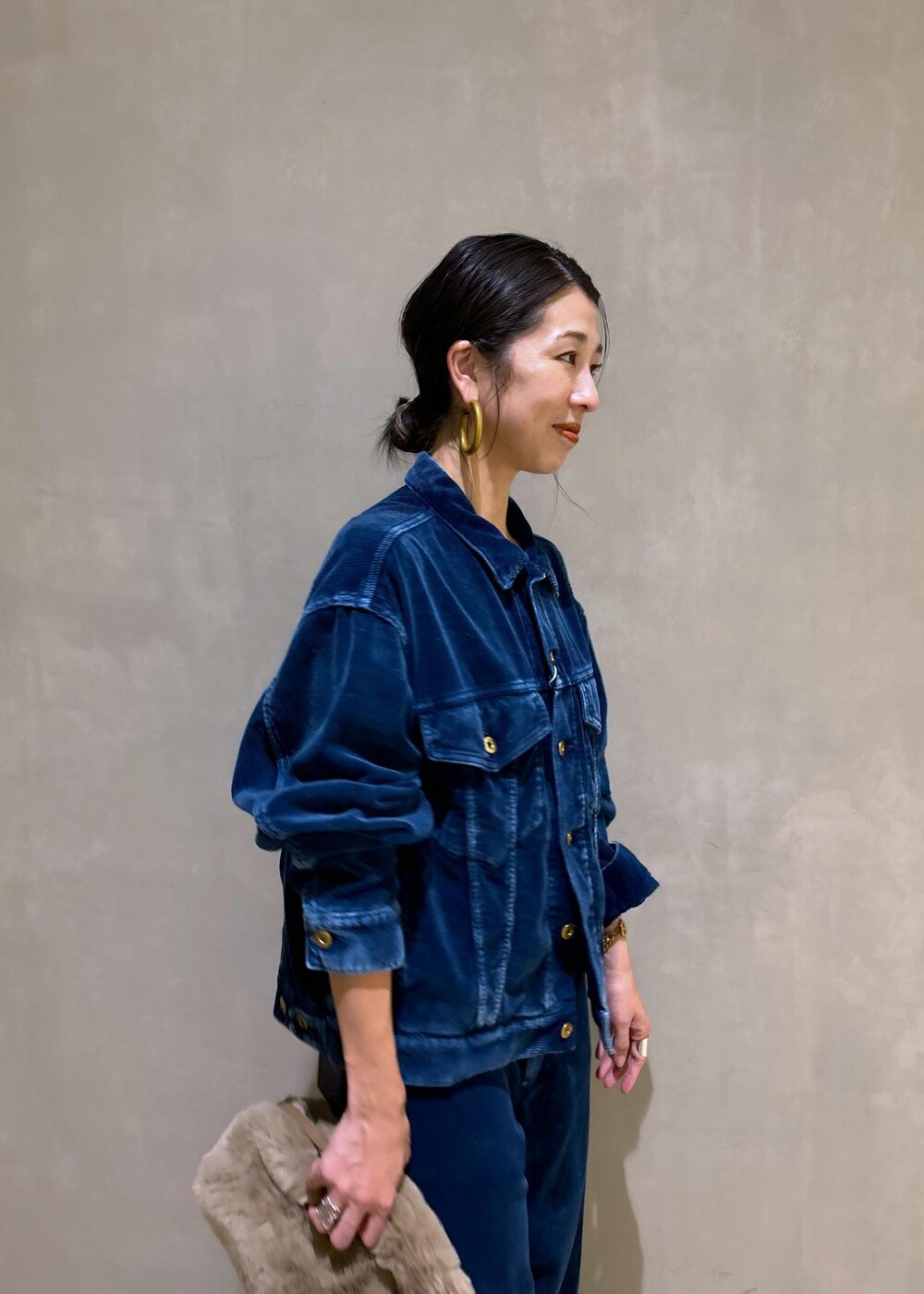 ゴールド系のその他シューズ、ベージュ系のショルダーバッグを着用したレディースの秋コーディネートの9枚目の写真