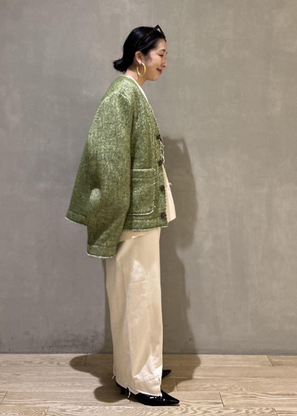 ブラック系のサンダル、ホワイト系のデニムパンツ、ホワイト系のカーディガン/ボレロを着用したレディースの冬コーディネートの3枚目の写真