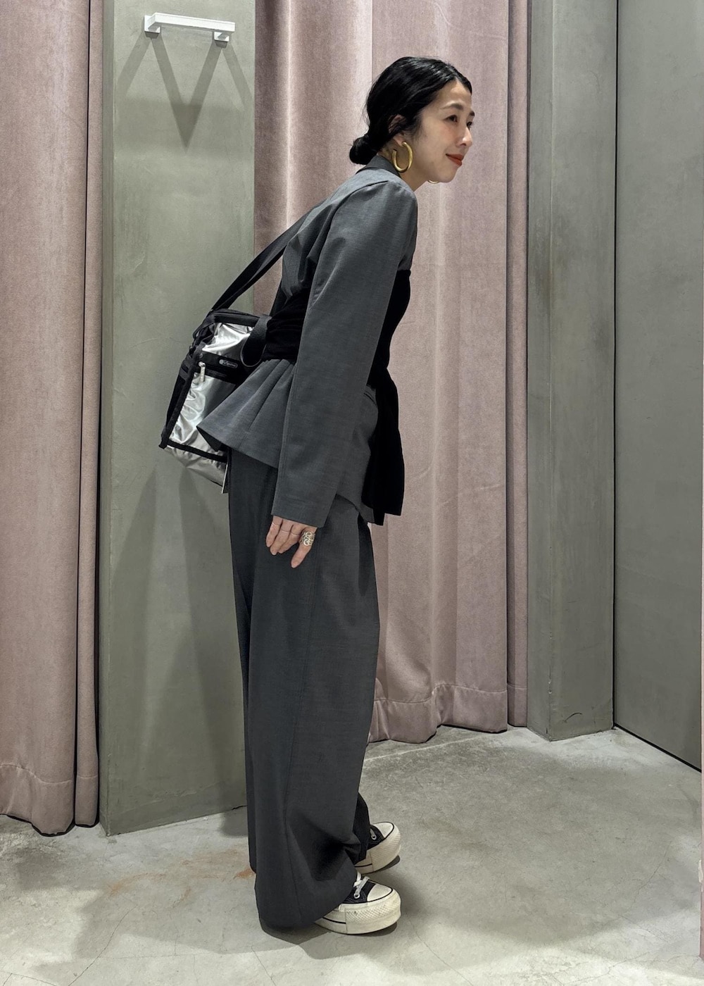 グレー系のカーディガン/ボレロ、グレー系のテーラードジャケット、グレー系のスラックスを着用したレディースの春コーディネートの3枚目の写真