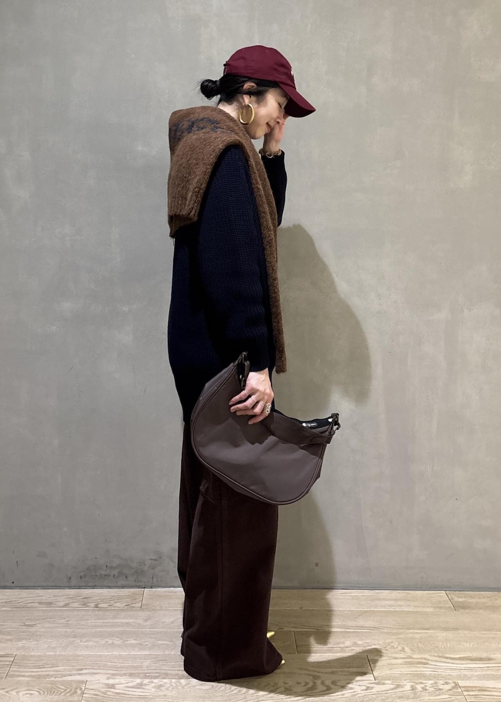 ブラウン系のその他パンツ、ブラウン系のショルダーバッグを着用したレディースの秋コーディネートの2枚目の写真