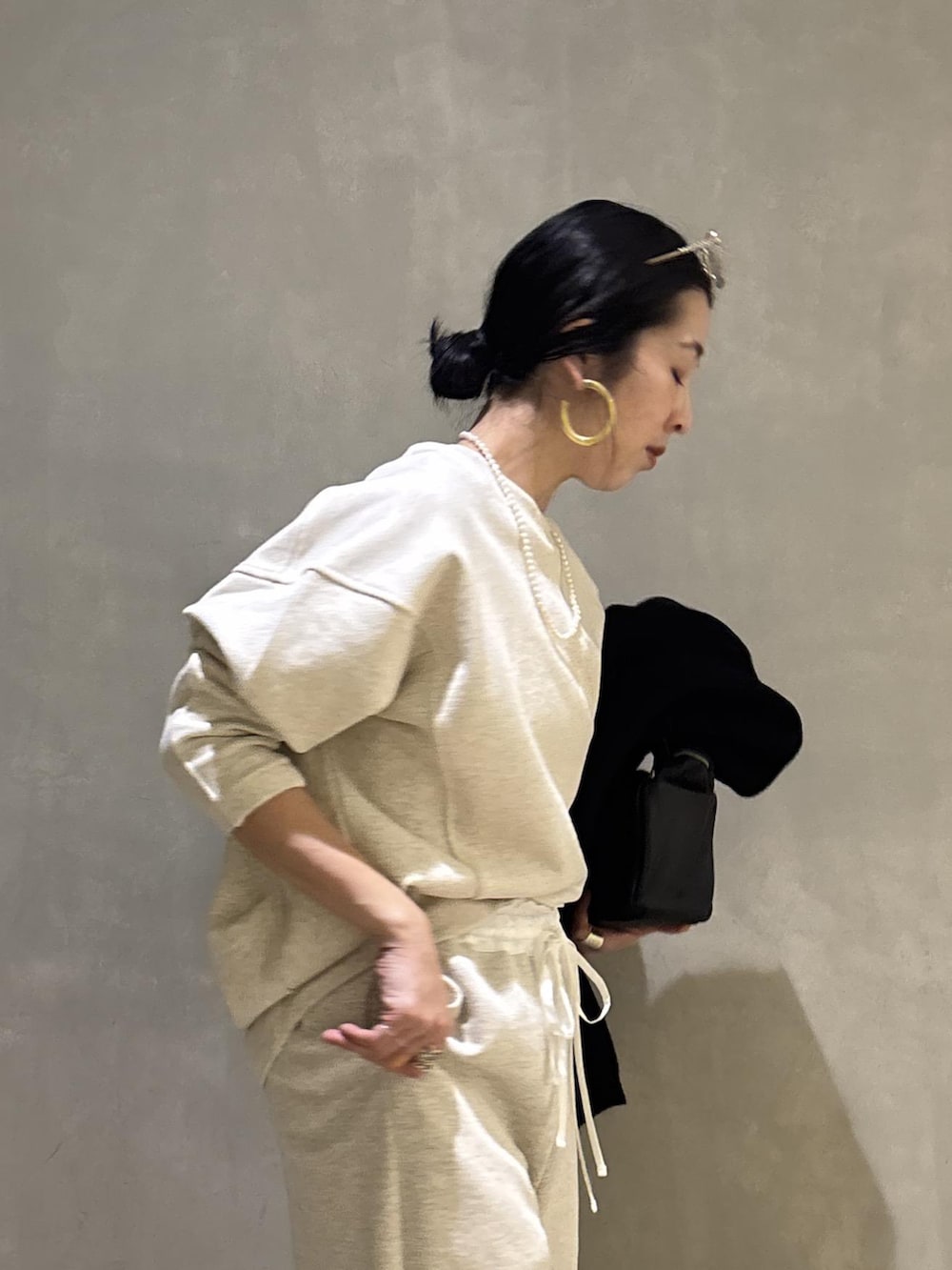 ブラック系のハンドバッグ、ホワイト系のその他パンツ、ホワイト系のスウェットを着用したレディースの冬コーディネートの10枚目の写真