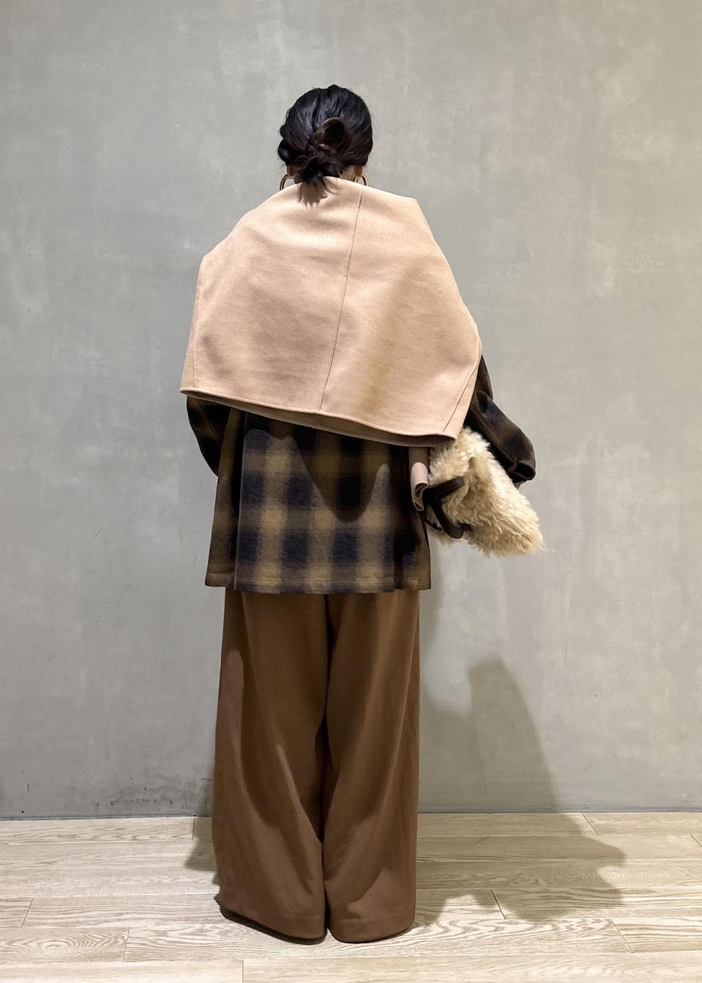 ブラック系のサンダル、イエロー系のその他パンツ、ベージュ系のTシャツ/カットソーを着用したレディースの秋コーディネートの9枚目の写真