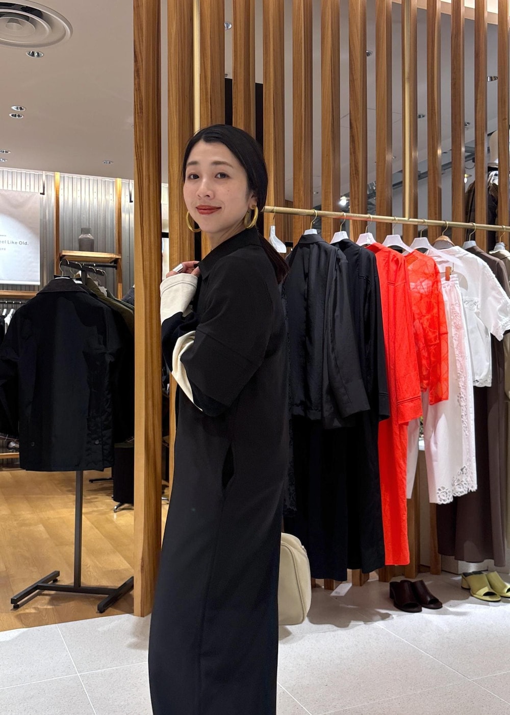 ブラック系のTシャツ/カットソー、ブラック系のつなぎ/オールインワン、ブラック系のサンダルを着用したレディースの春コーディネートの9枚目の写真