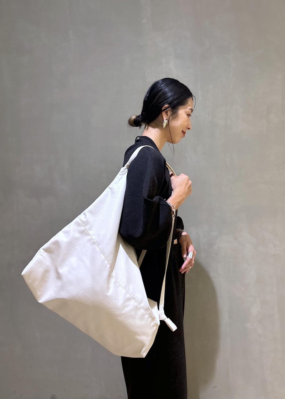 グレー系のカーディガン/ボレロ、グレー系のその他パンツ、ホワイト系のボディバッグ/ウエストポーチを着用したレディースの夏コーディネートの9枚目の写真