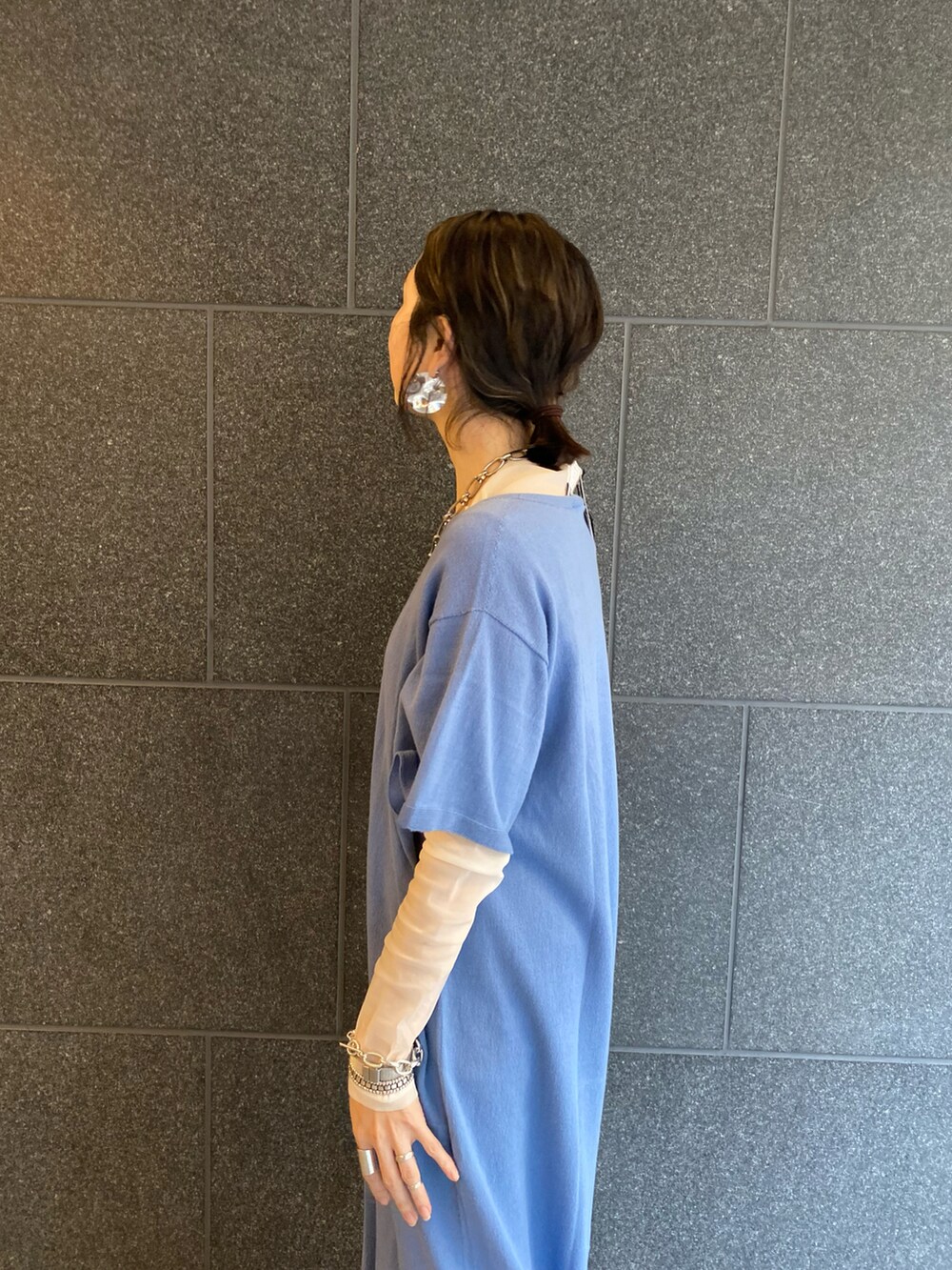 ブラック系のショルダーバッグ、ブルー系のワンピース/ドレス、ブラック系のサンダルを着用したレディースの春コーディネートの3枚目の写真