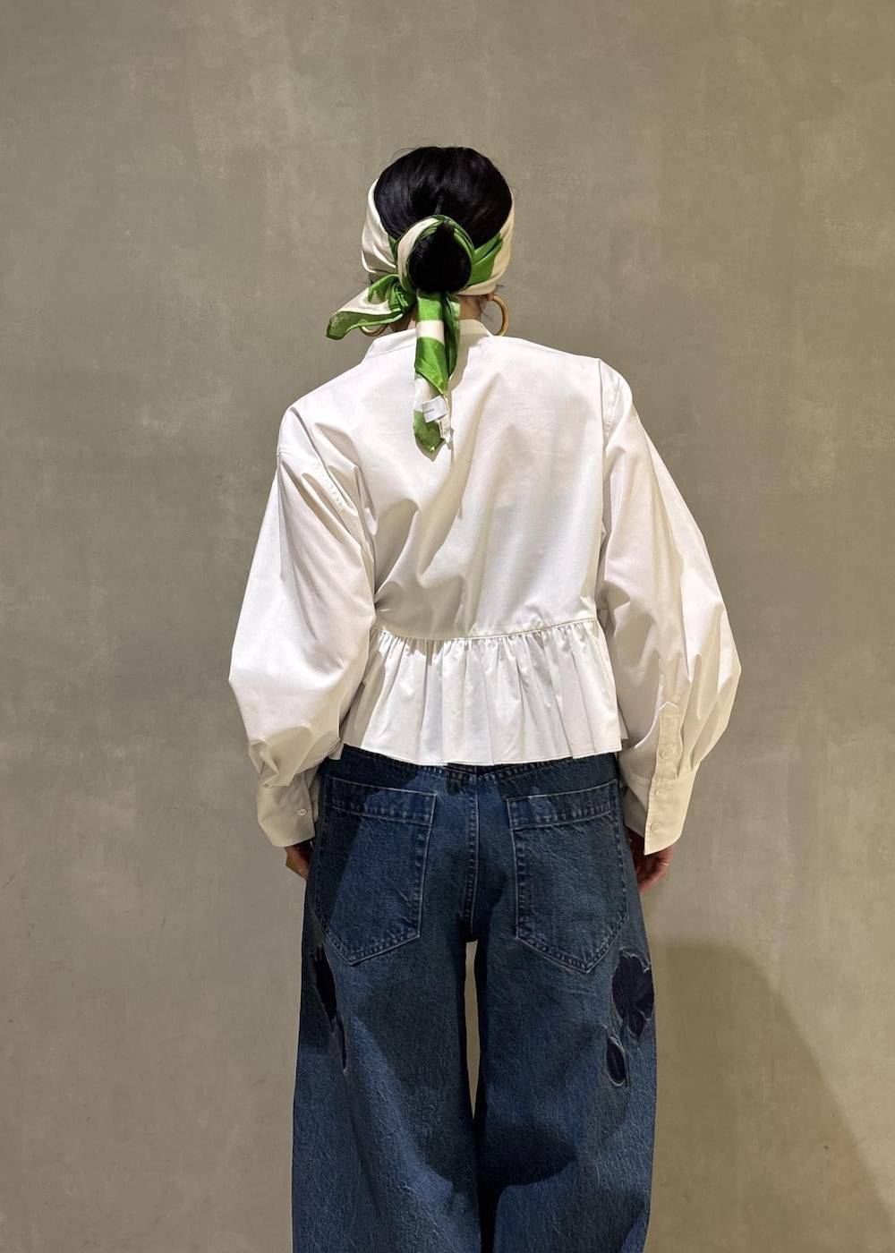 ホワイト系のシャツ/ブラウス、イエロー系のキーホルダー、グリーン系のバンダナ/スカーフを着用したレディースの冬コーディネートの9枚目の写真