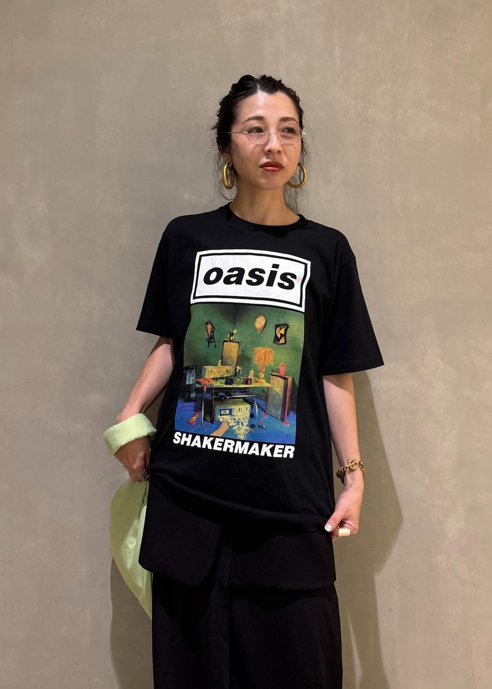 グリーン系のTシャツ/カットソー、グリーン系のハンドバッグを着用したレディースの夏コーディネートの9枚目の写真