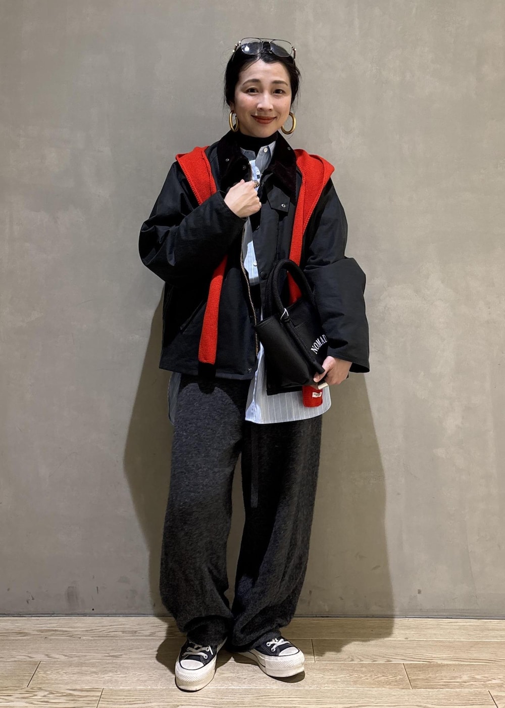 ブルー系のシャツ/ブラウス、グレー系のニット/セーター、グレー系のその他パンツを着用したレディースの冬コーディネートの9枚目の写真