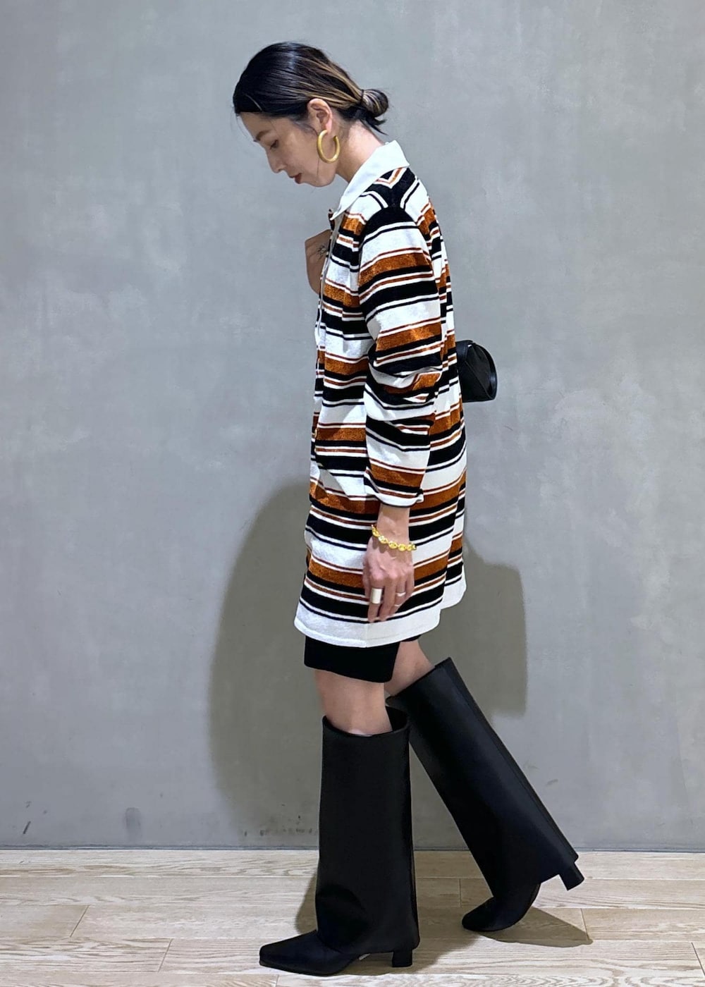 ブラック系のその他パンツ、ブラウン系のワンピースを着用したレディースの夏コーディネートの4枚目の写真