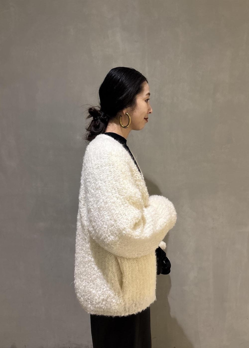 ブラック系のその他パンツ、ホワイト系のカーディガン/ボレロを着用したレディースの秋コーディネートの10枚目の写真