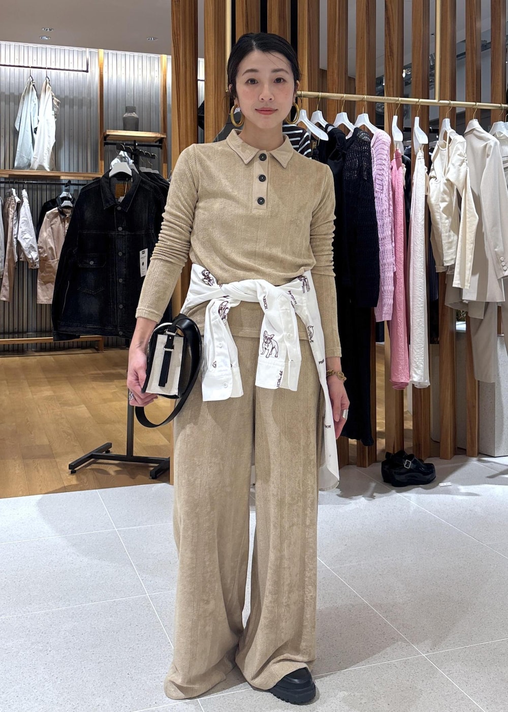 ホワイト系のシャツ/ブラウス、ブラック系のローファー、ベージュ系のその他パンツを着用したレディースの春コーディネートの2枚目の写真