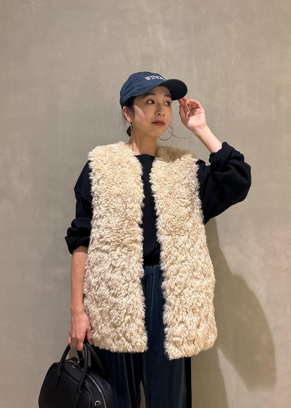 ブラック系のTシャツ/カットソー、ホワイト系のパンプス、ベージュ系のその他アウターを着用したレディースの秋コーディネートの7枚目の写真