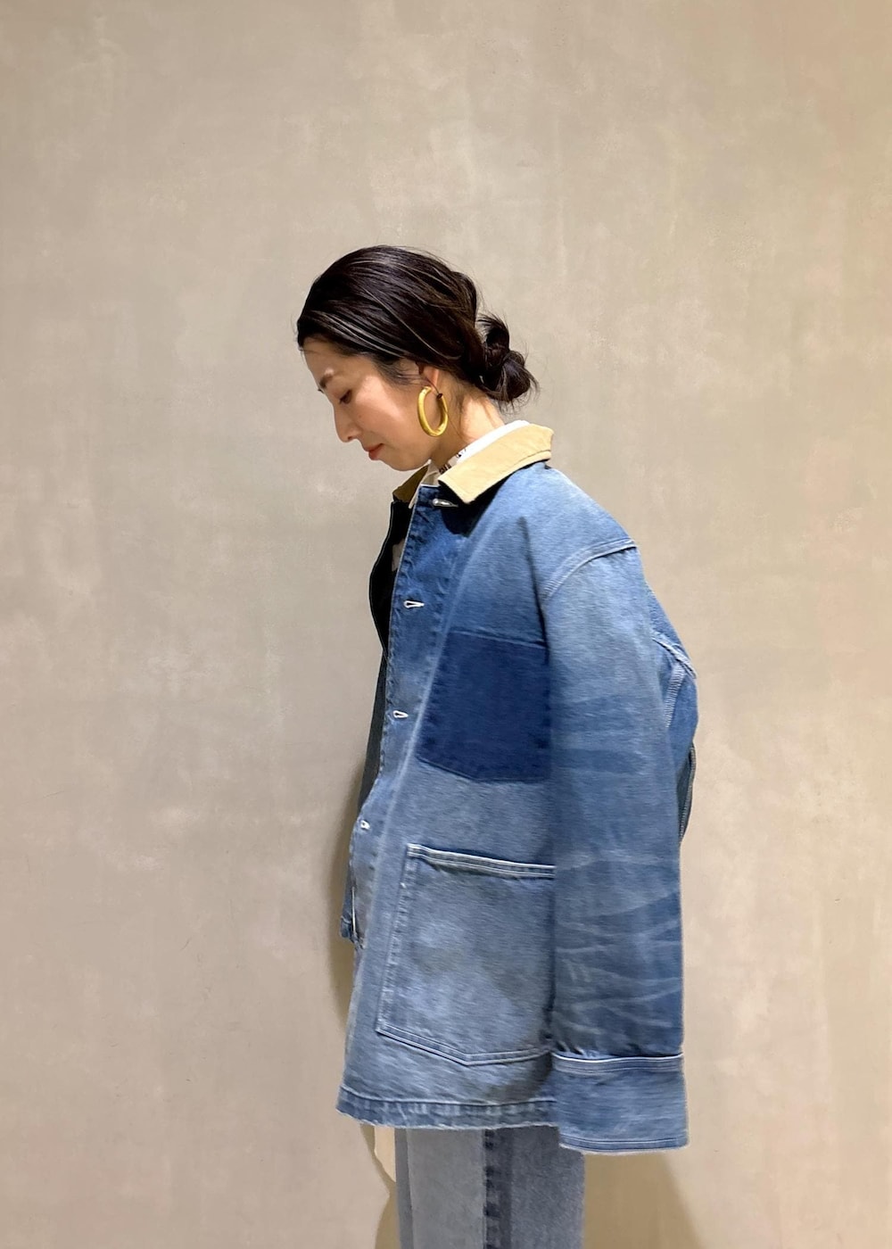 ホワイト系のハンドバッグ、ブルー系のデニムパンツ、ブルー系のデニムジャケットを着用したレディースの冬コーディネートの10枚目の写真