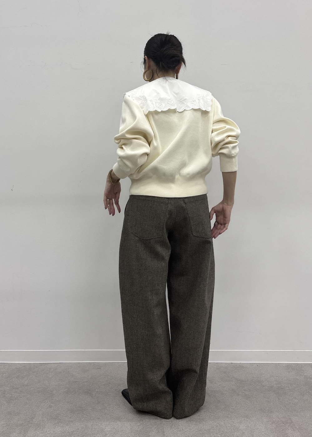 ブラウン系のその他パンツ、ホワイト系のカーディガン/ボレロを着用したレディースの秋コーディネートの5枚目の写真