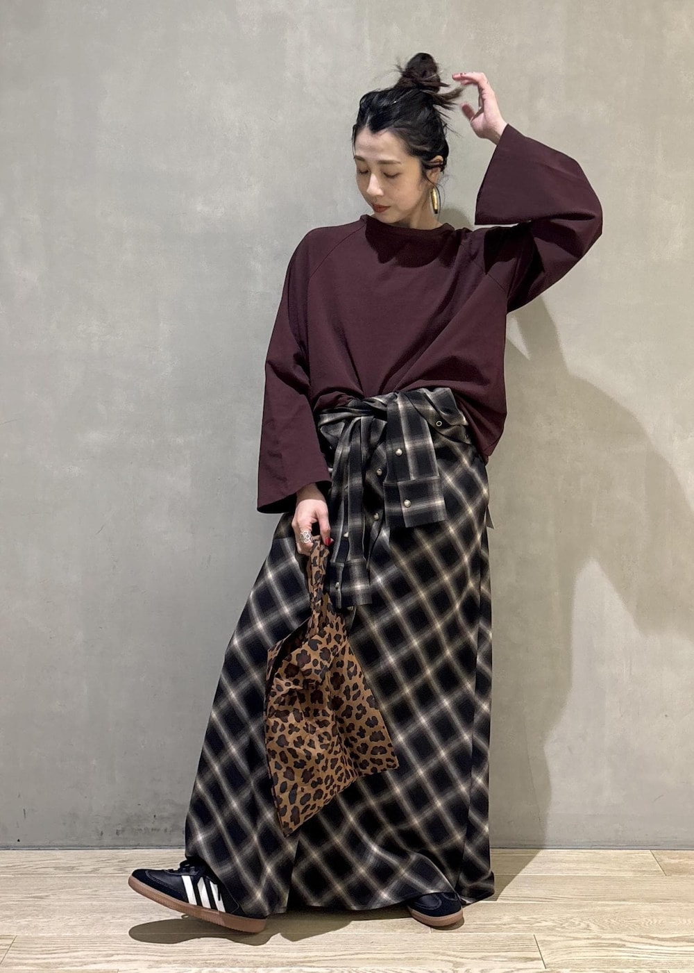 ブラック系のスニーカーを着用したレディースの秋コーディネートの3枚目の写真