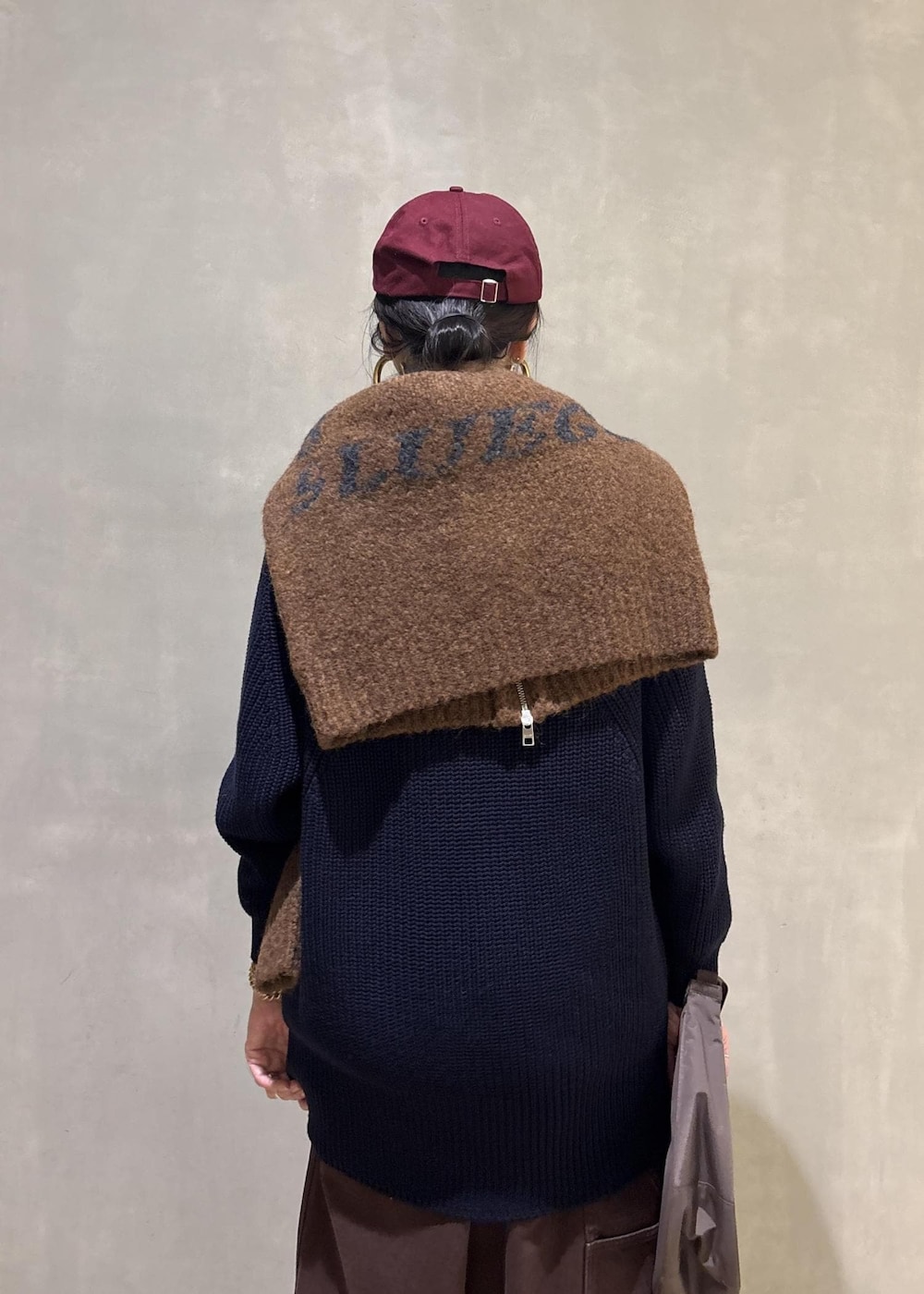 ブラウン系のその他パンツ、ブラウン系のショルダーバッグを着用したレディースの秋コーディネートの8枚目の写真