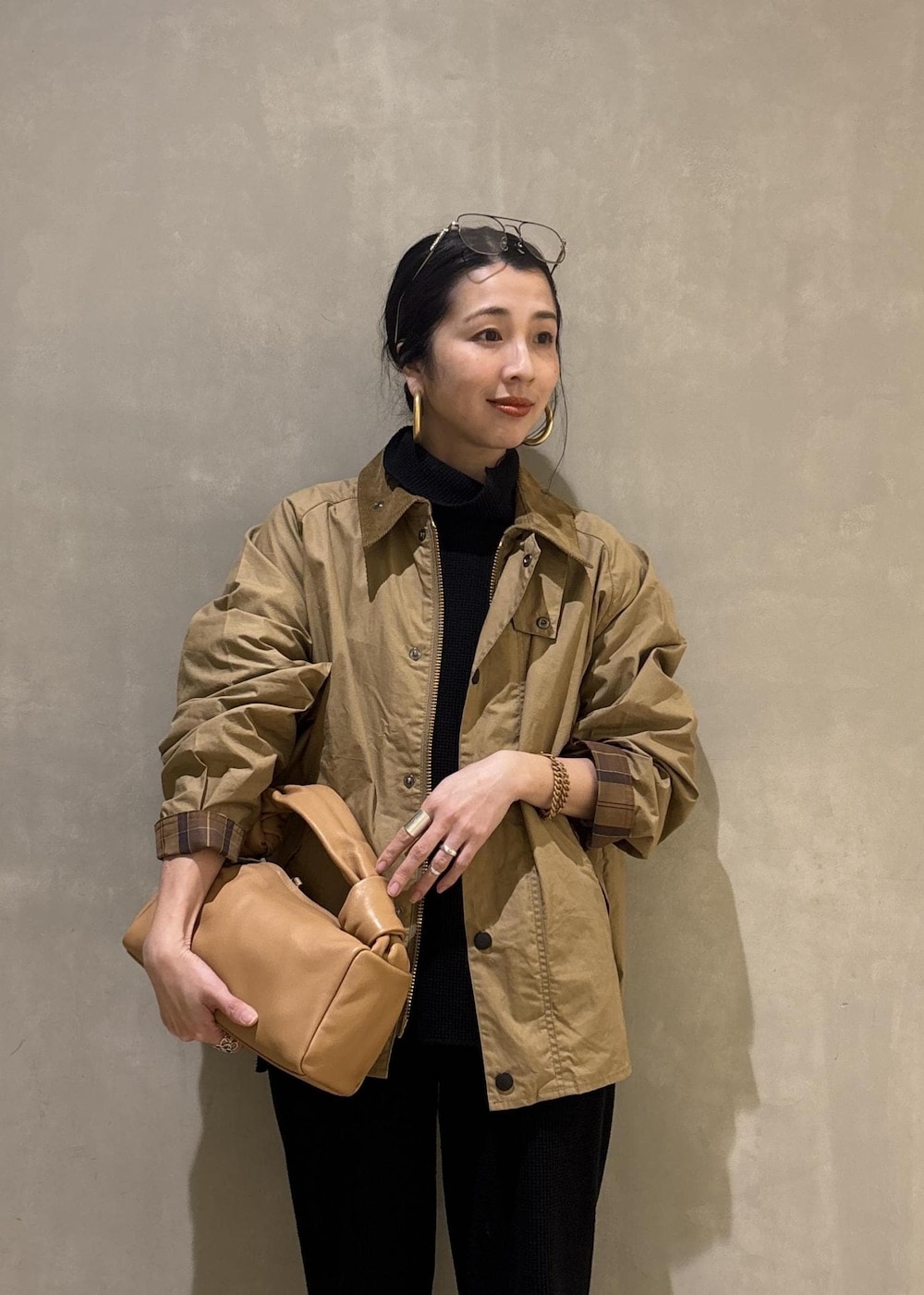 ベージュ系のブルゾンを着用したレディースの冬コーディネートの10枚目の写真
