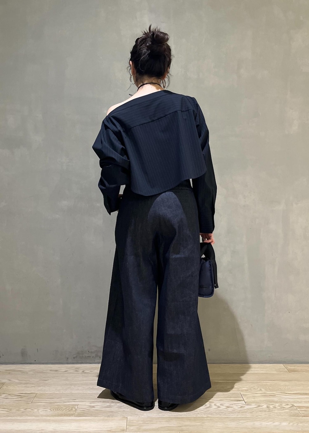 ブルー系のデニムパンツ、ブルー系のスカート、ブラック系のローファーを着用したレディースの夏コーディネートの2枚目の写真