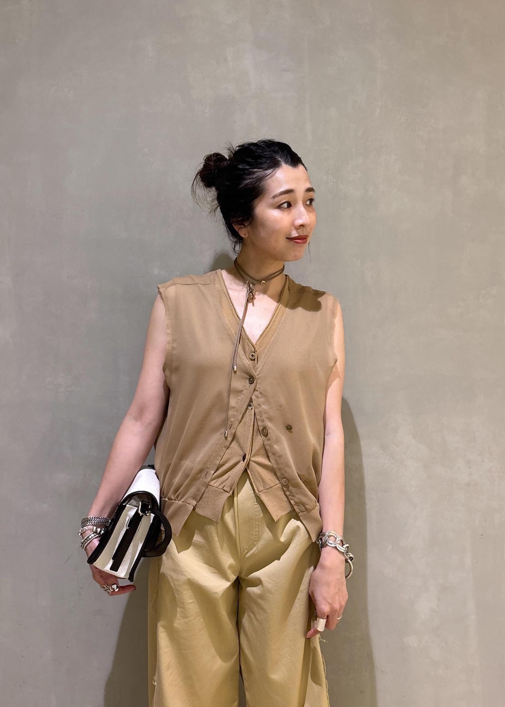 ベージュ系のTシャツ/カットソーを着用したレディースの夏コーディネートの9枚目の写真