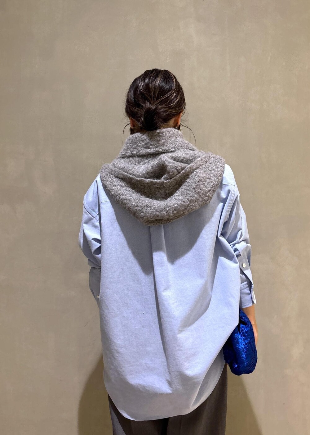 ブルー系のスニーカー、ブルー系のシャツ/ブラウス、グレー系のスラックスを着用したレディースの冬コーディネートの10枚目の写真