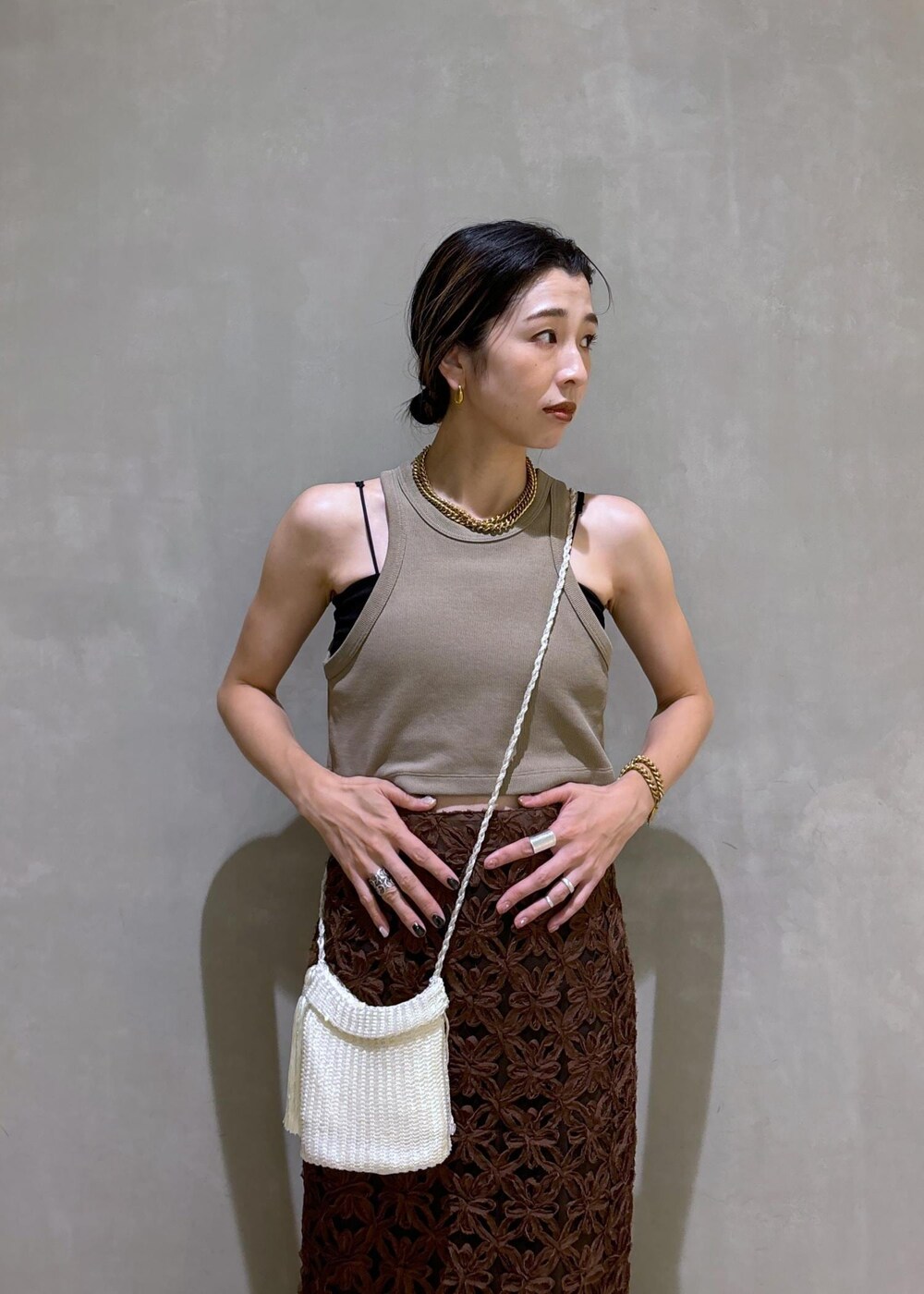 ブラック系のチューブトップ、ブラック系のその他パンツ、ブラウン系のスカートを着用したレディースの夏コーディネートの6枚目の写真