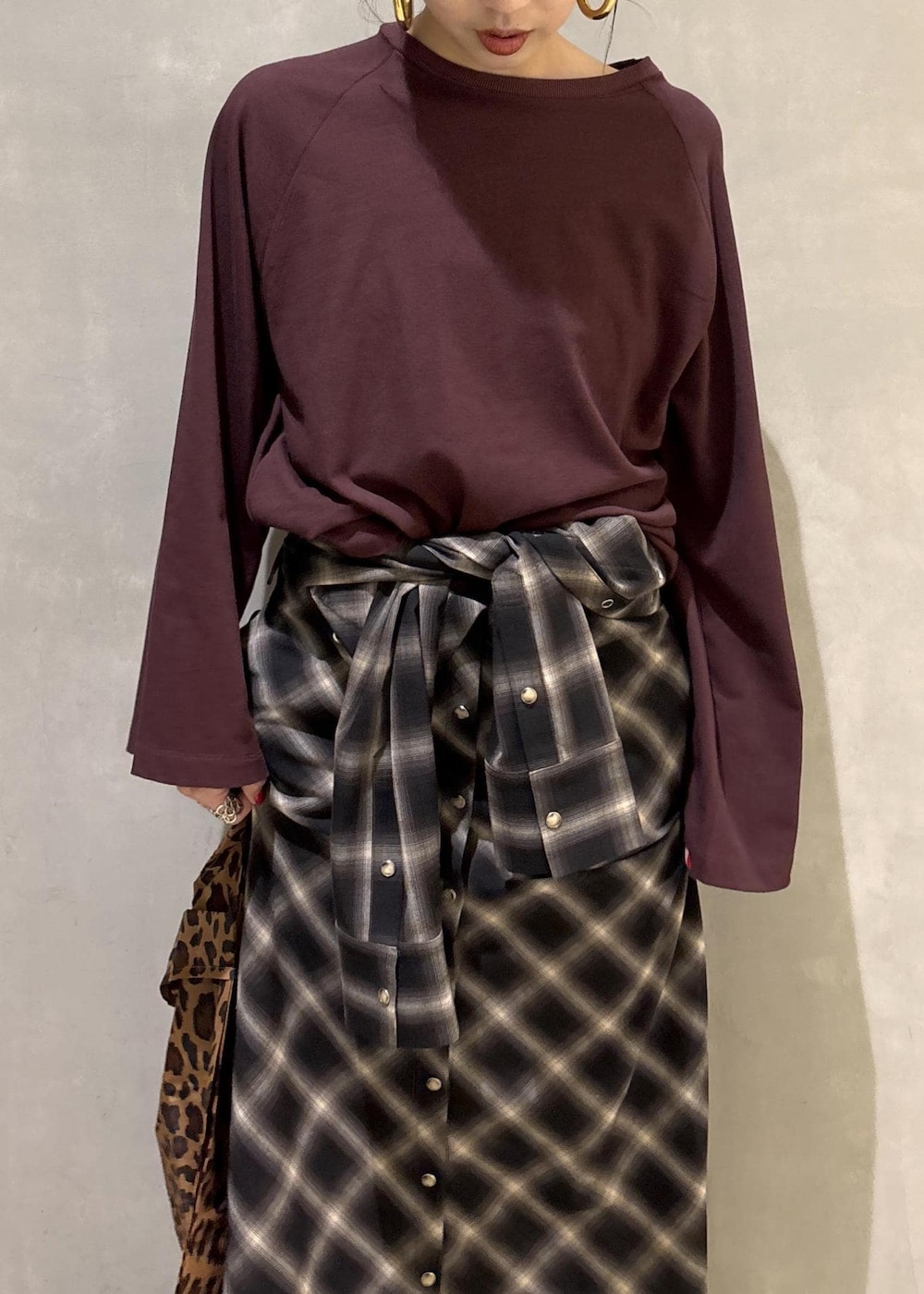 ブラック系のスニーカーを着用したレディースの秋コーディネートの8枚目の写真