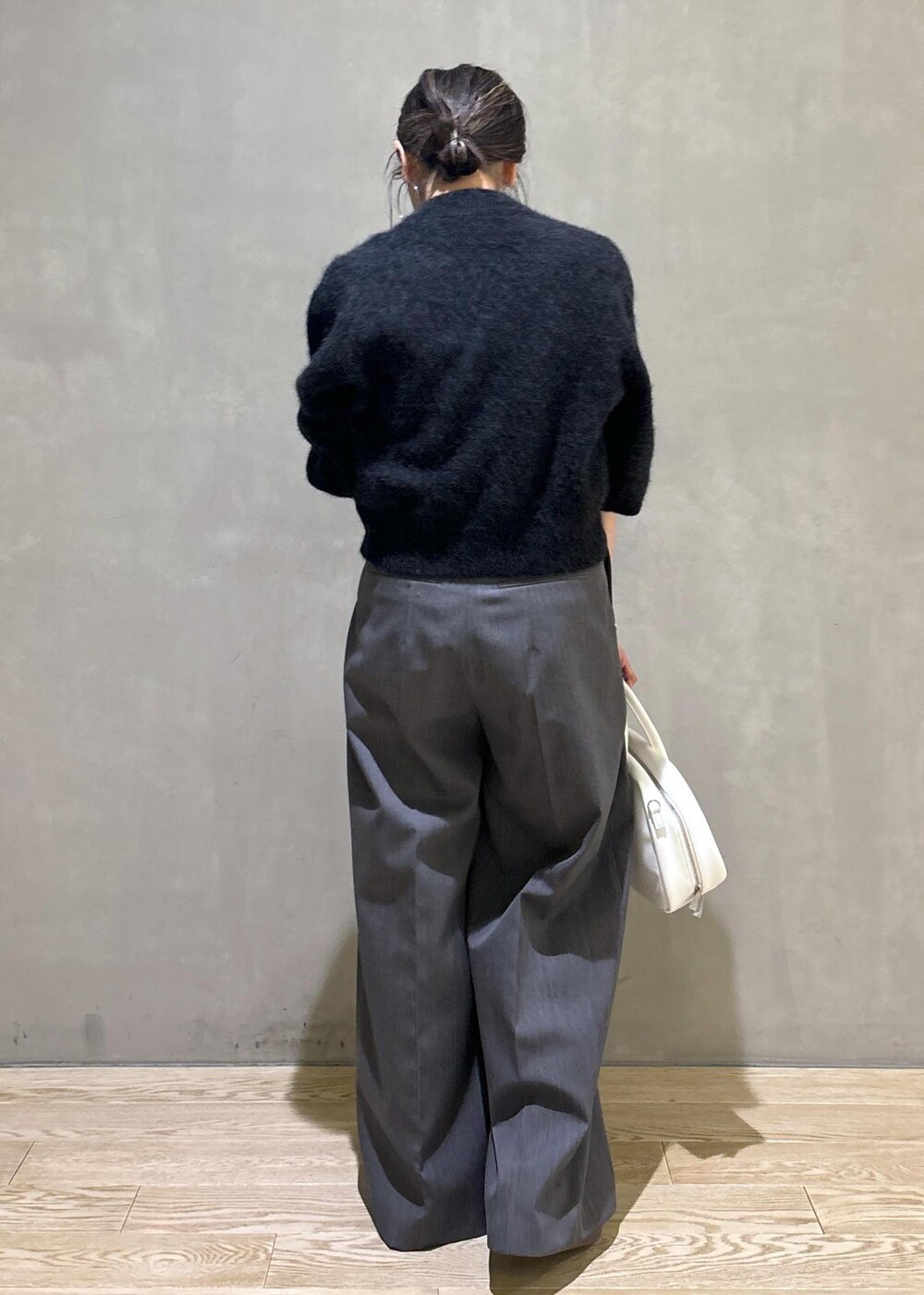 ホワイト系のボストンバッグ、グレー系のカーディガン/ボレロ、ブルー系のスニーカーを着用したレディースの秋コーディネートの5枚目の写真