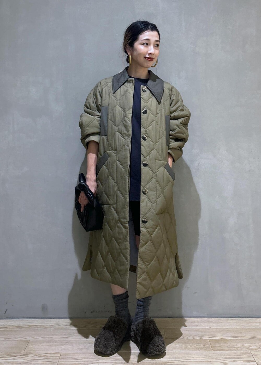 ブラック系のその他パンツ、ブラック系のショルダーバッグ、ブラウン系のサンダルを着用したレディースの夏コーディネートの2枚目の写真