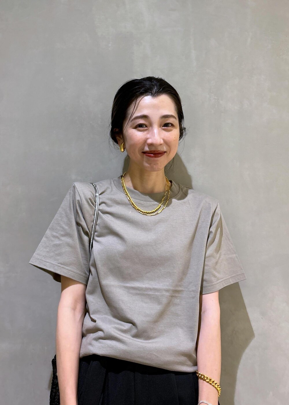 ブラック系のその他パンツ、ブラック系のハンドバッグ、グレー系のTシャツ/カットソーを着用したレディースの夏コーディネートの10枚目の写真