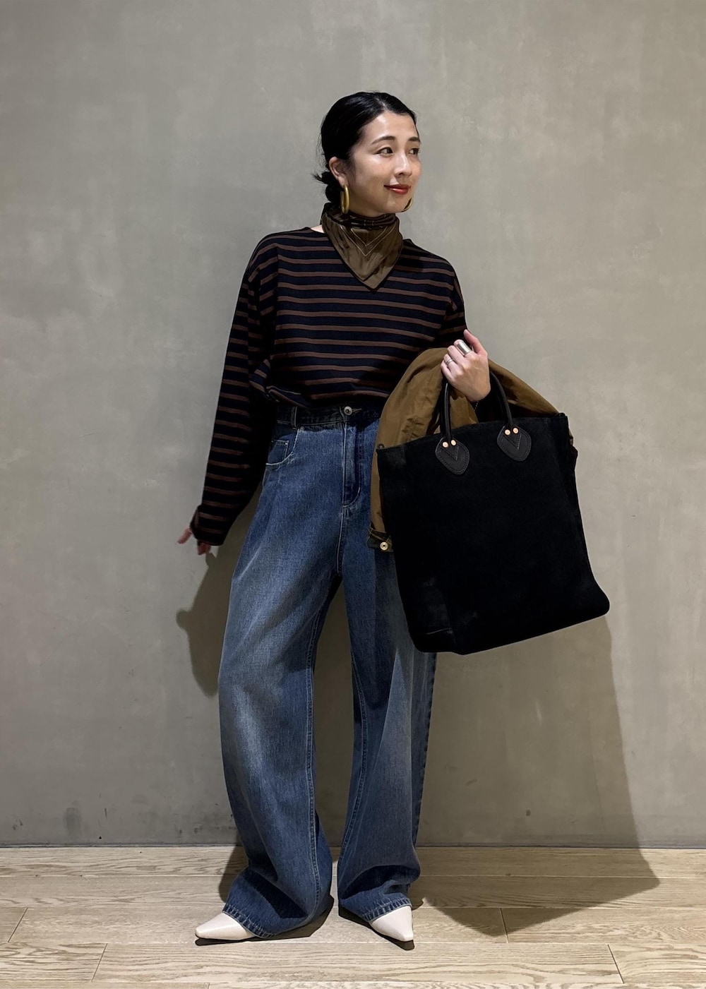 ブルー系のデニムパンツ、イエロー系のブルゾン、ブラウン系のTシャツ/カットソーを着用したレディースの夏コーディネートの5枚目の写真