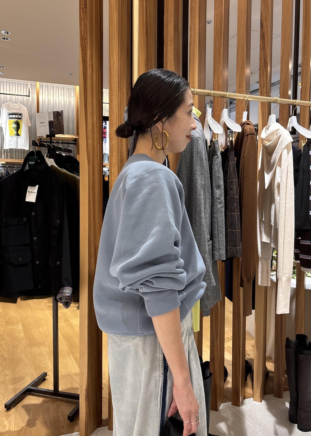 ブルー系のデニムパンツ、ブルー系のショルダーバッグ、ブルー系のスウェットを着用したレディースの秋コーディネートの8枚目の写真