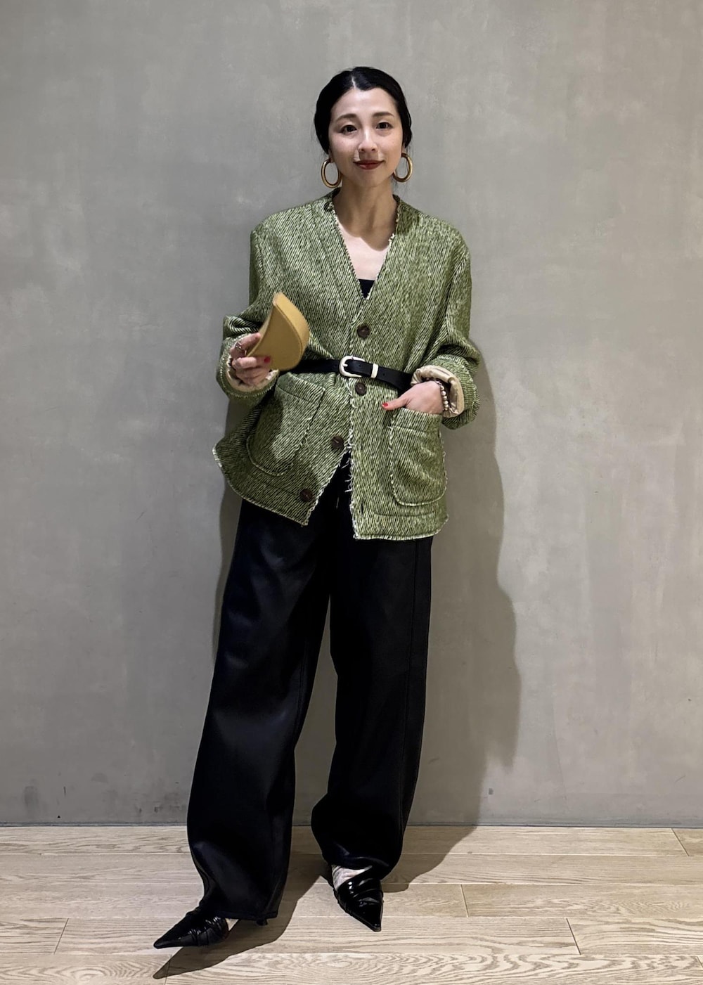 ブラック系のサンダル、ブラック系のその他パンツ、イエロー系のキーホルダーを着用したレディースの秋コーディネートの7枚目の写真