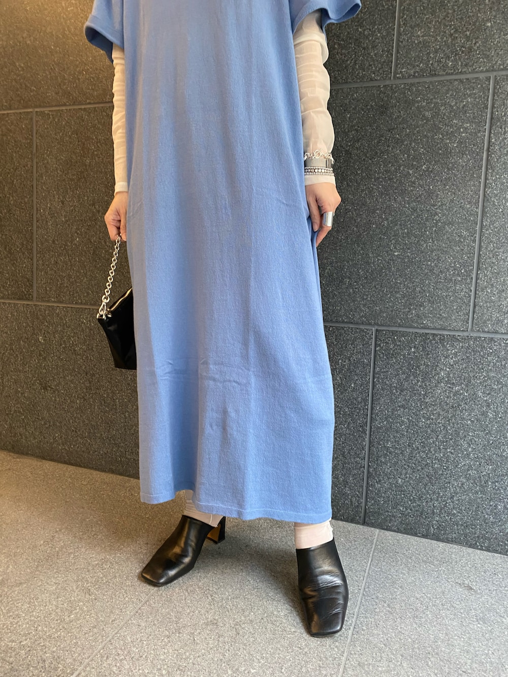 ブラック系のショルダーバッグ、ブルー系のワンピース/ドレス、ブラック系のサンダルを着用したレディースの春コーディネートの4枚目の写真