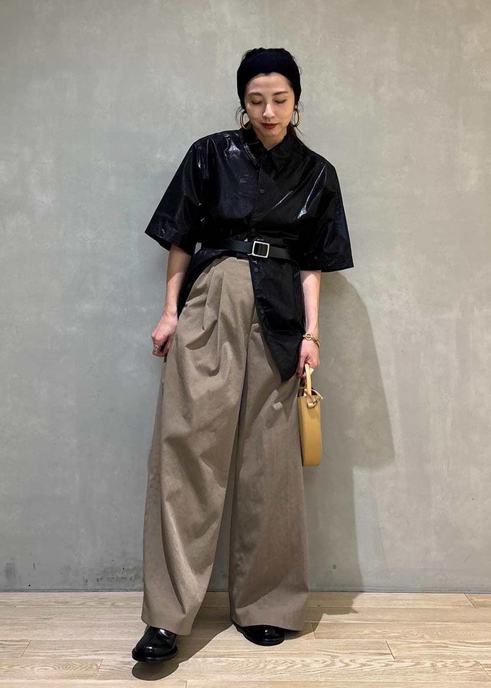 グリーン系のその他パンツ、ブラック系のサンダル、ブラック系のブルゾンを着用したレディースの夏コーディネートの4枚目の写真