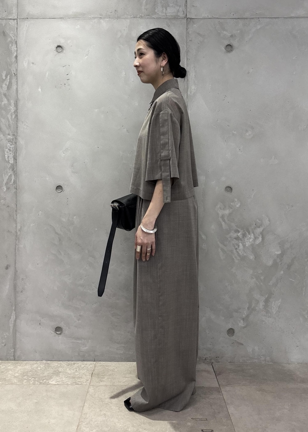 ブラック系のサンダル、ベージュ系のシャツ/ブラウス、ベージュ系のスラックスを着用したレディースの春コーディネートの7枚目の写真