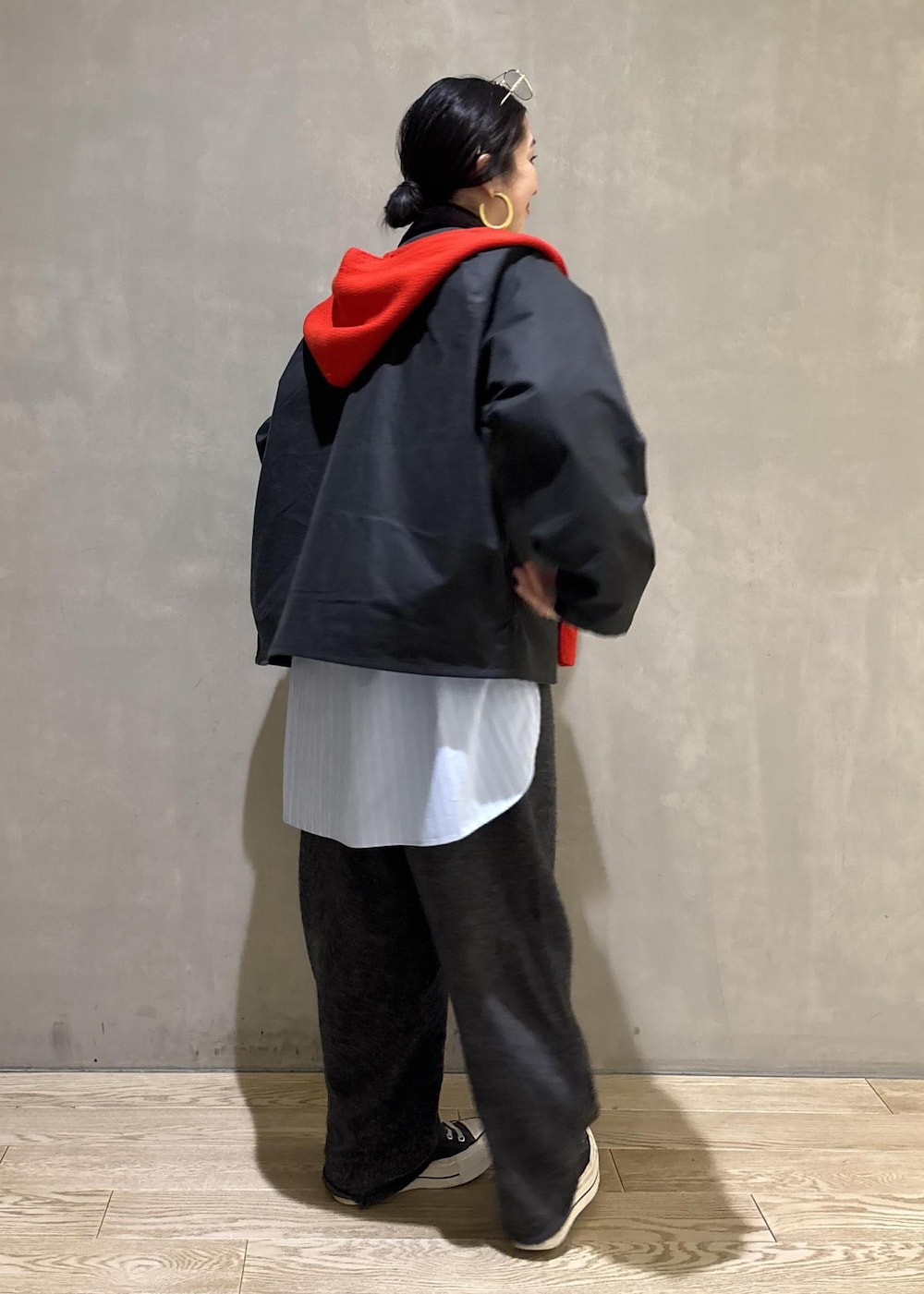 ブルー系のシャツ/ブラウス、グレー系のニット/セーター、グレー系のその他パンツを着用したレディースの冬コーディネートの6枚目の写真