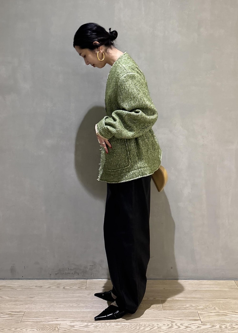 ブラック系のサンダル、ブラック系のその他パンツ、イエロー系のキーホルダーを着用したレディースの秋コーディネートの6枚目の写真