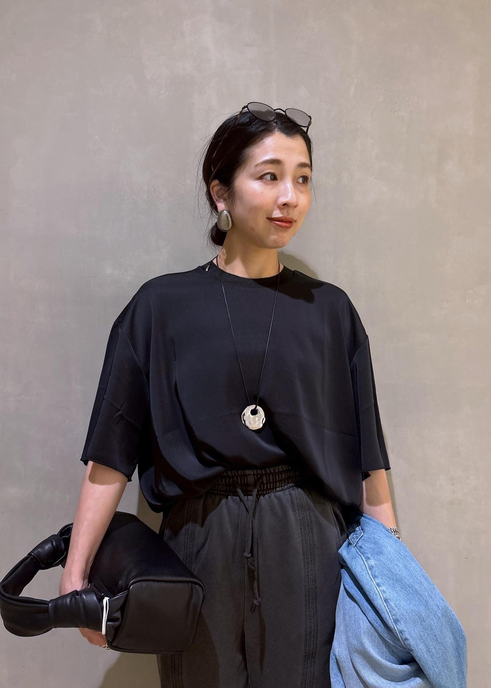 ブラック系のその他パンツ、ブラック系のハンドバッグ、ブラック系のシャツ/ブラウスを着用したレディースの春コーディネートの9枚目の写真