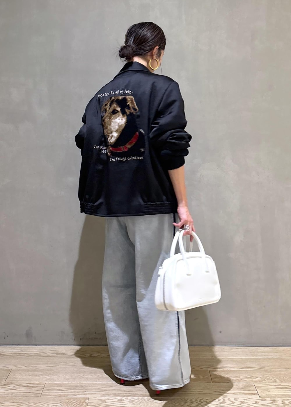 ブラック系のニット/セーター、ホワイト系のボストンバッグ、ブルー系のその他パンツを着用したレディースの冬コーディネートの4枚目の写真