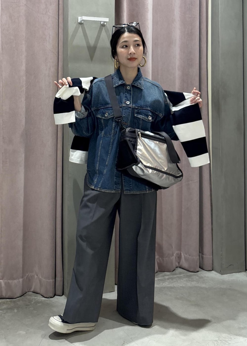 ブルー系のデニムジャケット、グレー系のスラックス、ブルー系のTシャツ/カットソーを着用したレディースの春コーディネートの8枚目の写真