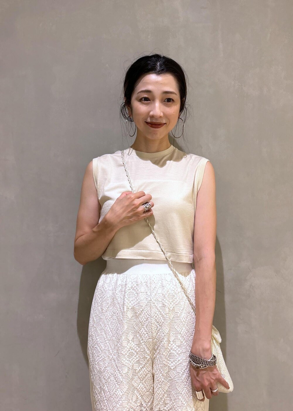 ホワイト系のその他パンツを着用したレディースの夏コーディネートの7枚目の写真