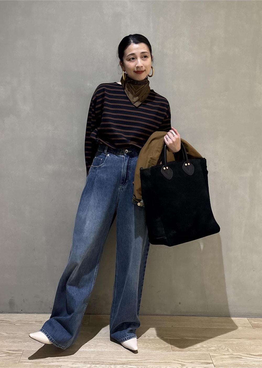 ブルー系のデニムパンツ、イエロー系のブルゾン、ブラウン系のTシャツ/カットソーを着用したレディースの夏コーディネートの2枚目の写真