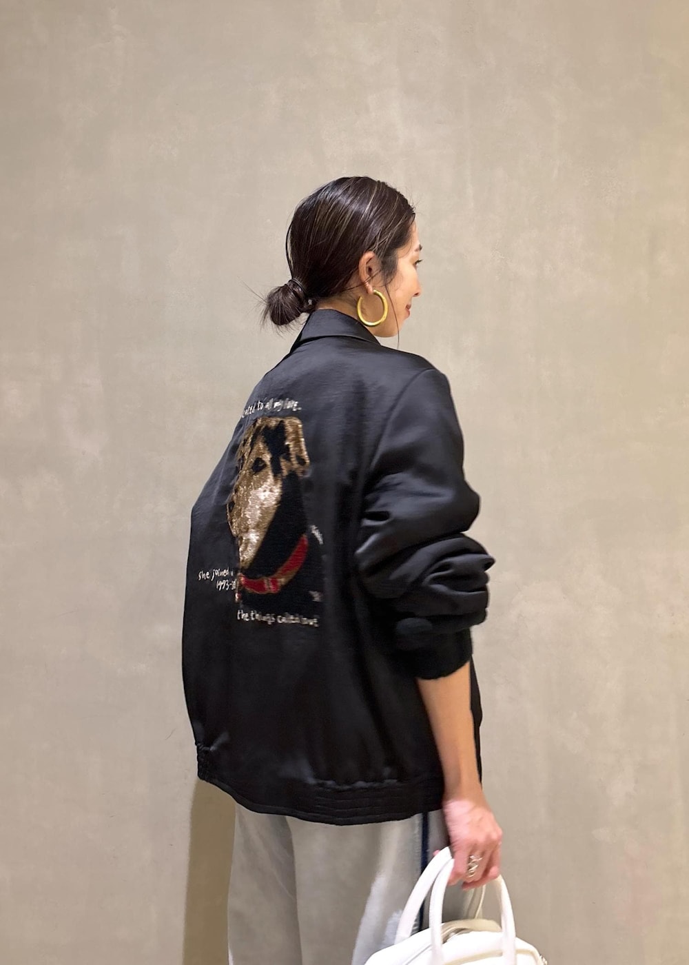 ブラック系のニット/セーター、ホワイト系のボストンバッグ、ブルー系のその他パンツを着用したレディースの冬コーディネートの8枚目の写真