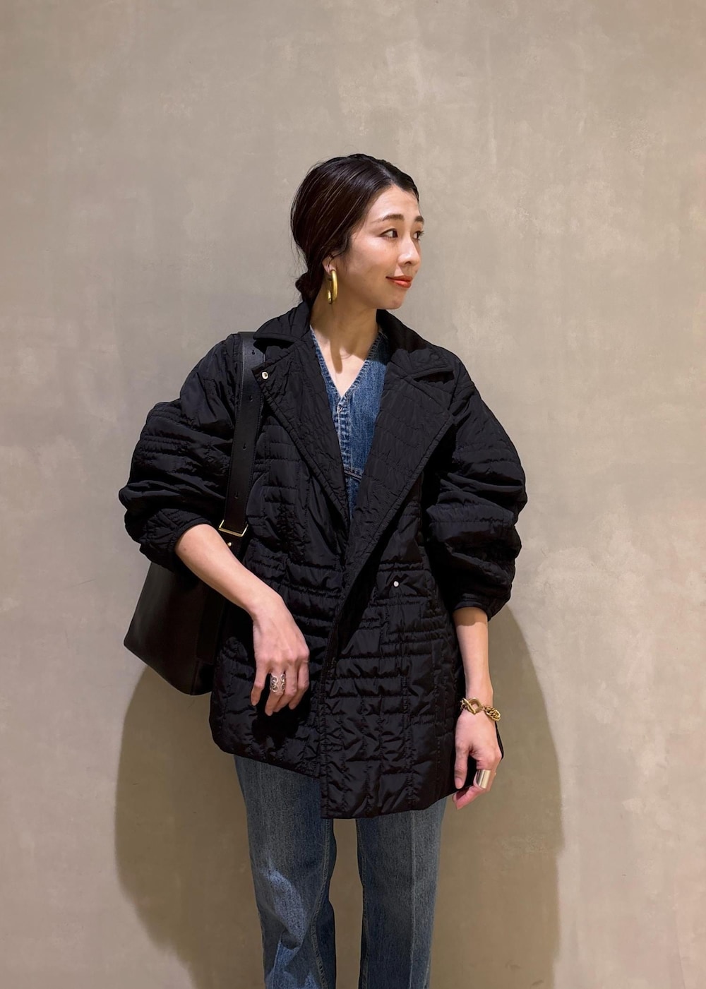 ブラック系のショルダーバッグ、ブルー系のシャツ/ブラウス、ブラック系のブルゾンを着用したレディースの冬コーディネートの10枚目の写真