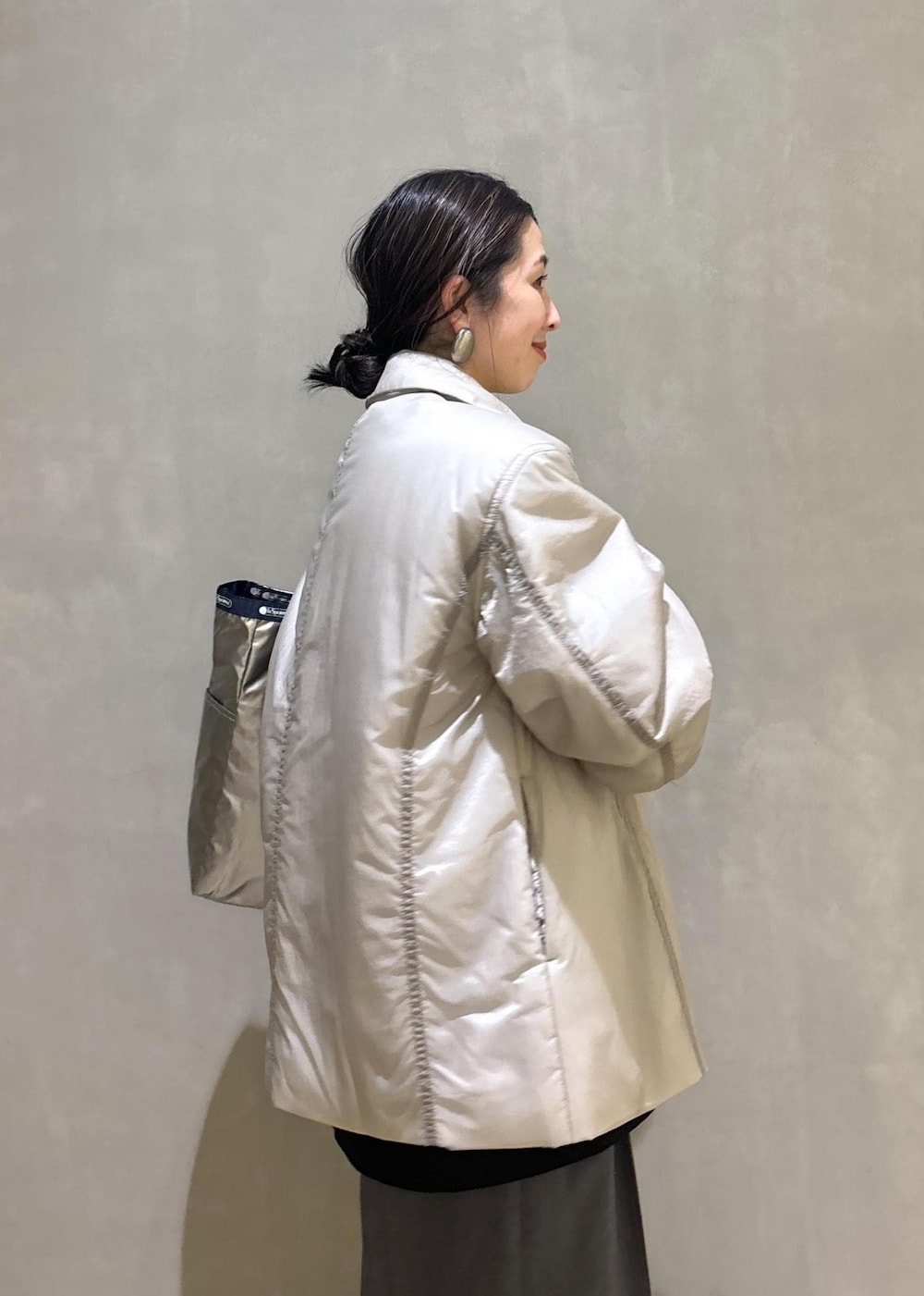 グレー系のスニーカー、ブラック系のシャツ/ブラウス、ベージュ系のブルゾンを着用したレディースの秋コーディネートの8枚目の写真