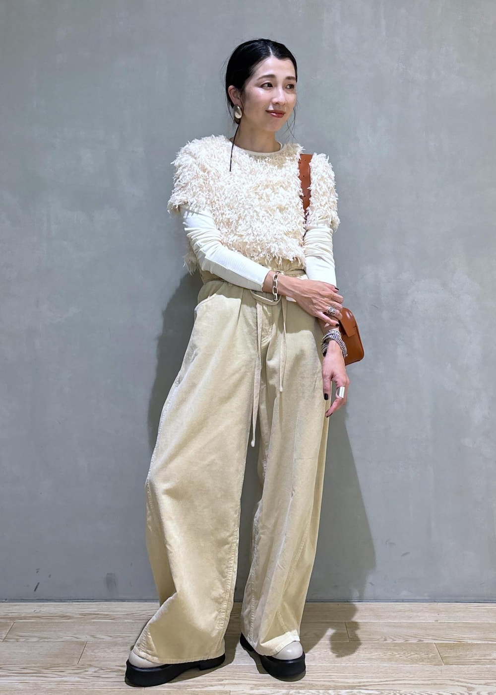 ホワイト系のTシャツ/カットソー、ベージュ系のサンダル、ブラウン系のショルダーバッグを着用したレディースの夏コーディネートの2枚目の写真